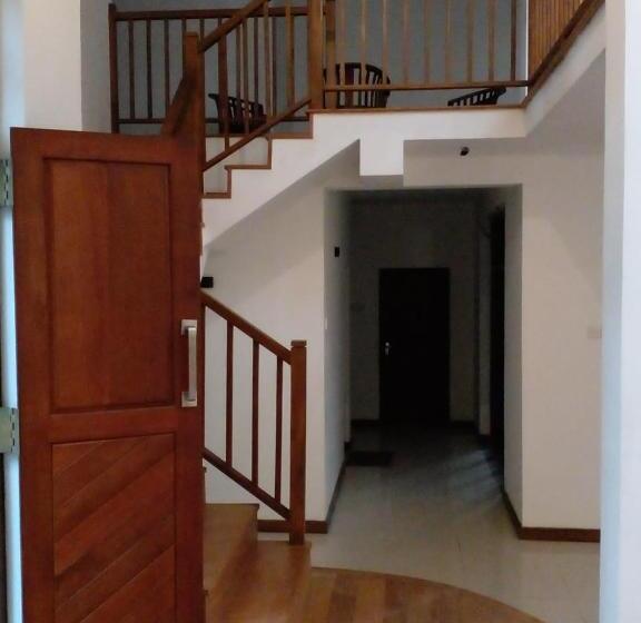 بنسيون The Escape, Minuwangoda