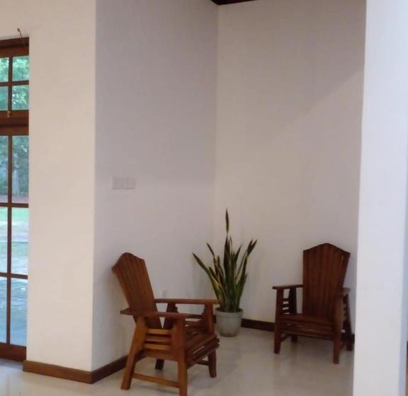 بنسيون The Escape, Minuwangoda