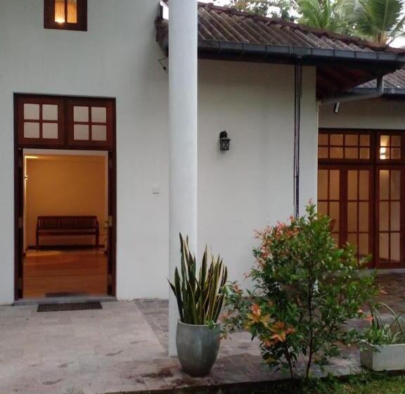 بنسيون The Escape, Minuwangoda