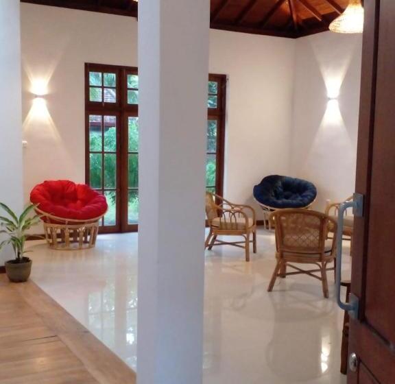 بنسيون The Escape, Minuwangoda