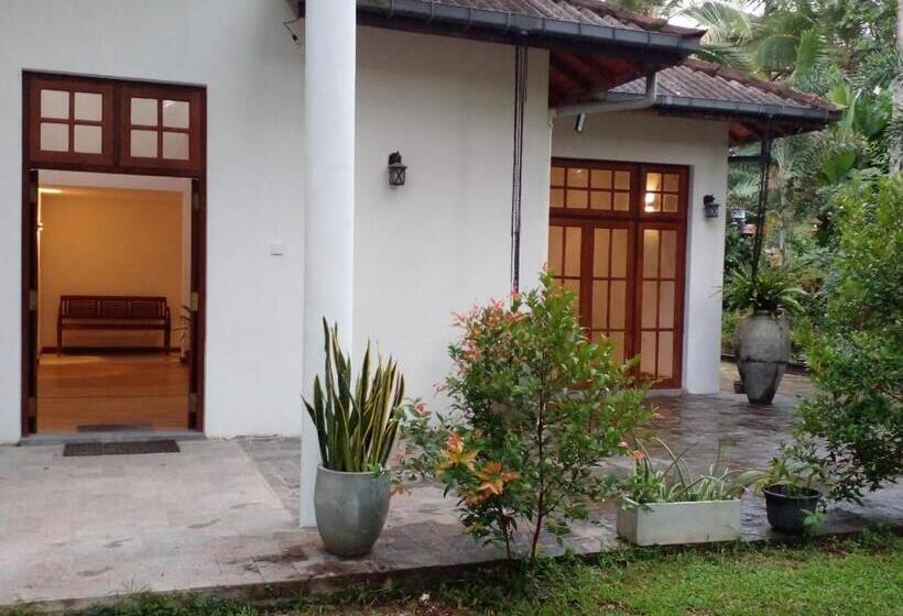 بنسيون The Escape, Minuwangoda