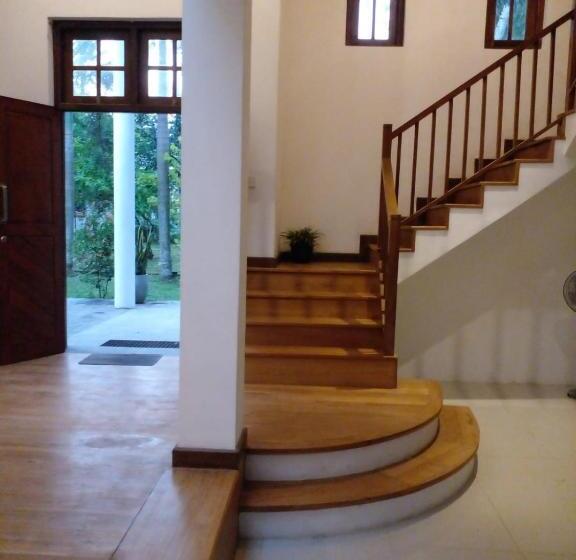 بنسيون The Escape, Minuwangoda