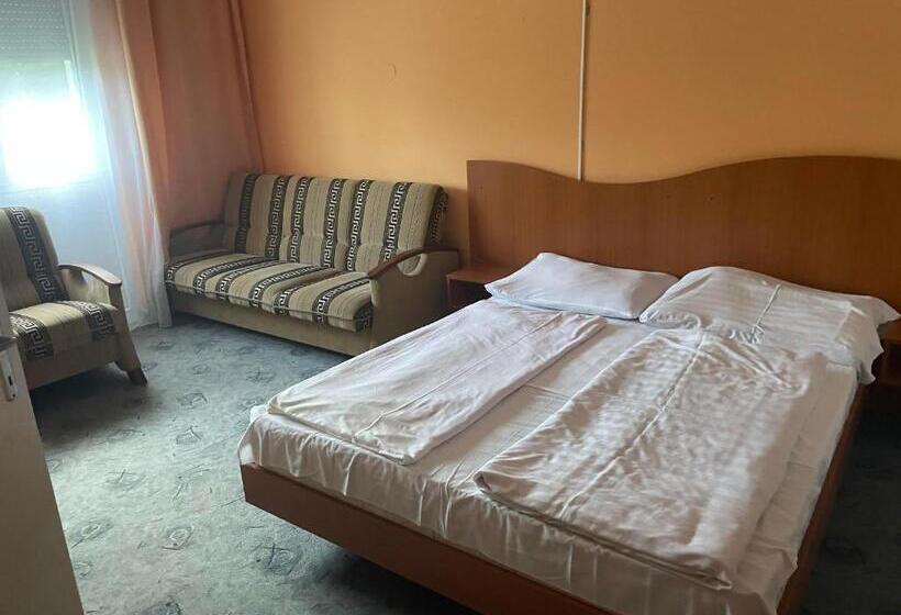 بنسيون Tifani Szálló