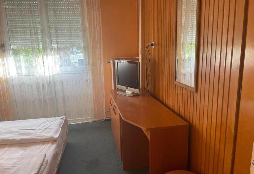 ペンション Tifani Szálló