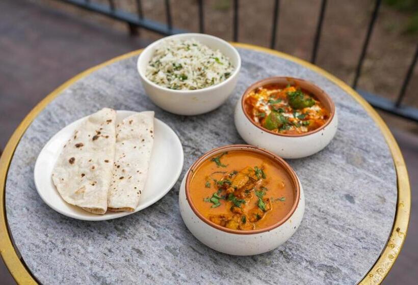 استراحتگاه Aayna Stays