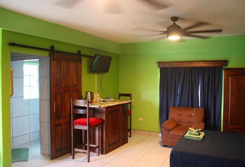 אתר נופש Daphne S Lagoon Lodge