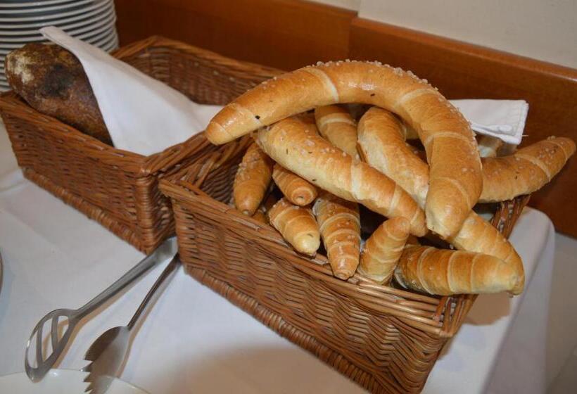 V62 Studio Apartments  In The Downtown