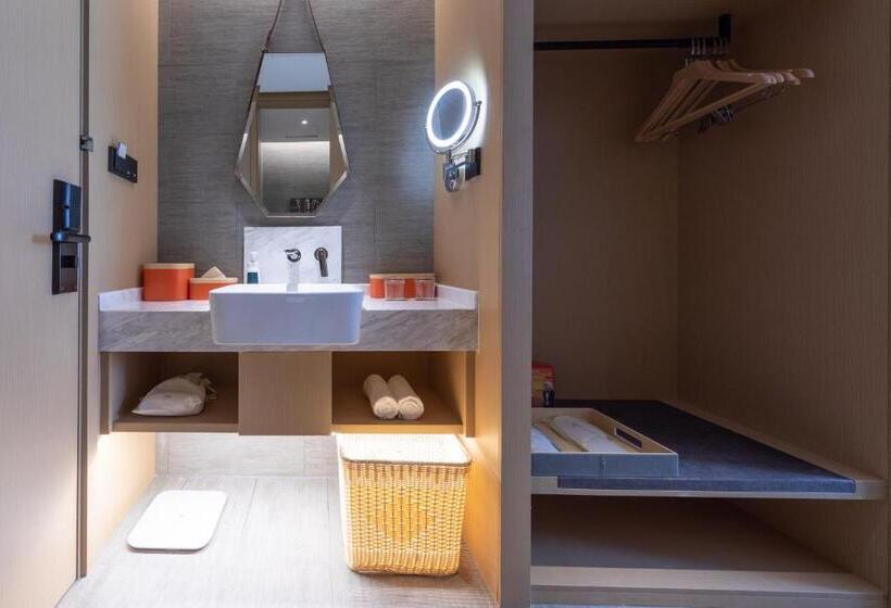 Atour Hotel Nanjing Drum Town Qingliang Gate