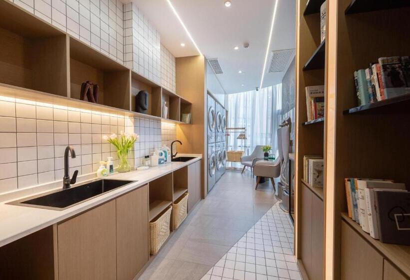 Atour Hotel Nanjing Drum Town Qingliang Gate