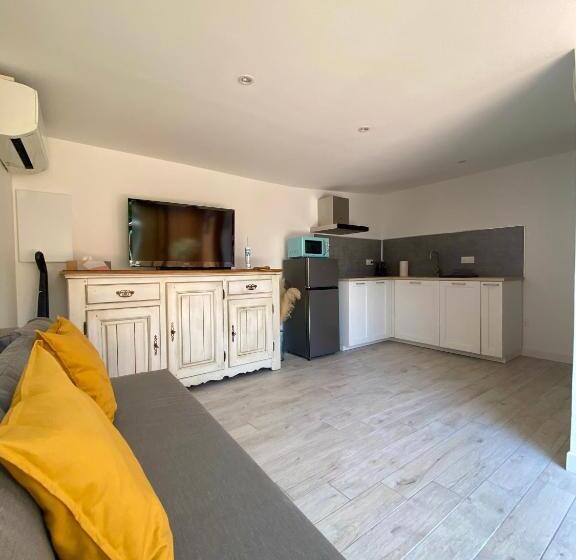 تختخواب و صبحانه Oustal Magnolia