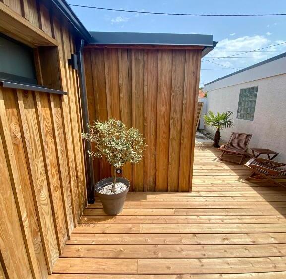 تختخواب و صبحانه Oustal Magnolia