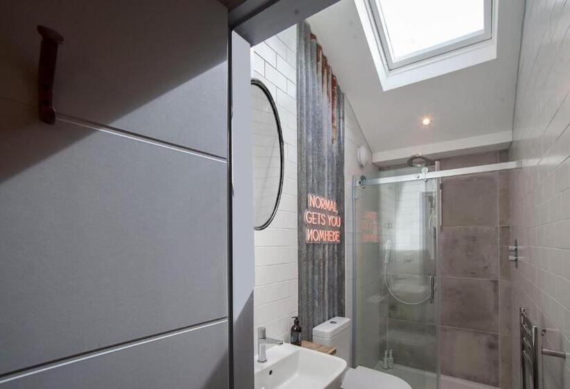 Higgihaus Aparthotel, Clare Street