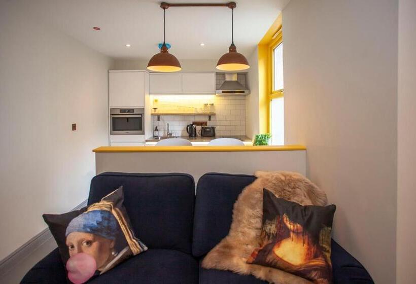 Higgihaus Aparthotel, Clare Street