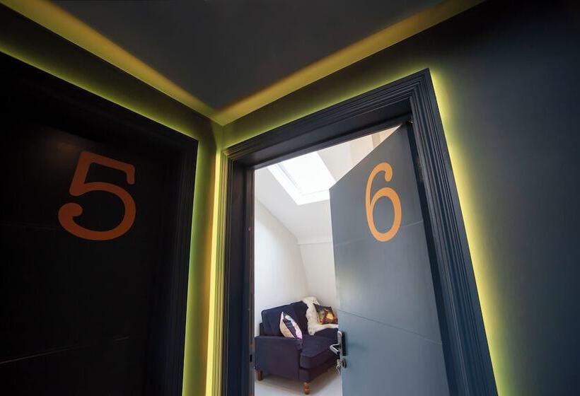 Higgihaus Aparthotel, Clare Street