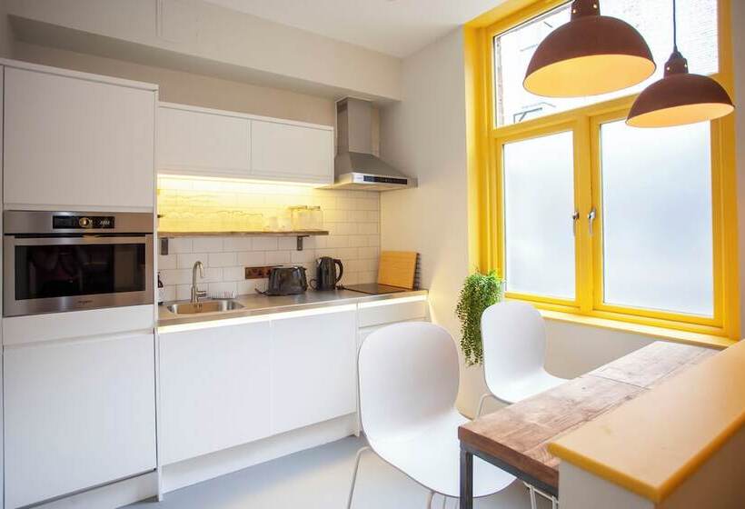 Higgihaus Aparthotel, Clare Street