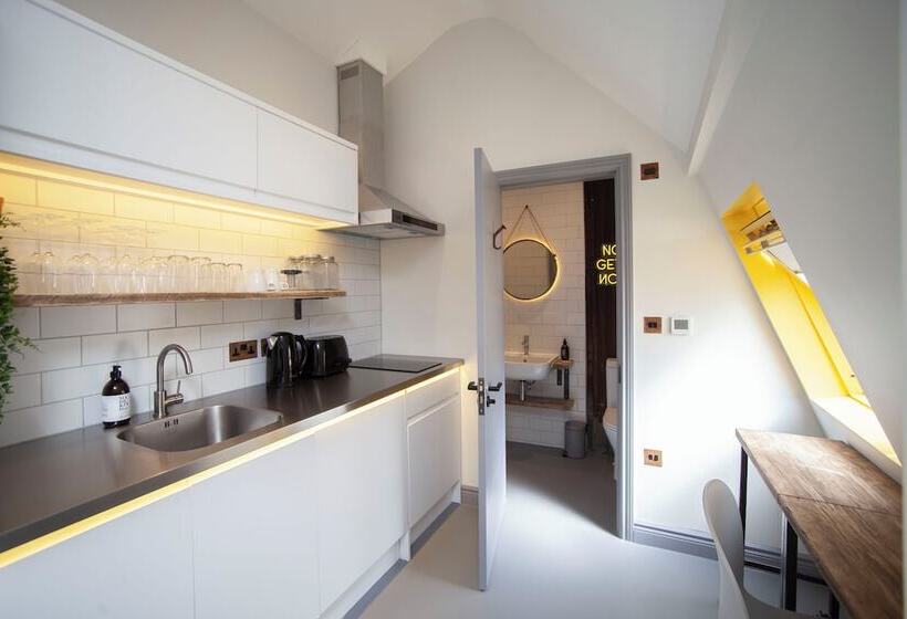 Higgihaus Aparthotel, Clare Street