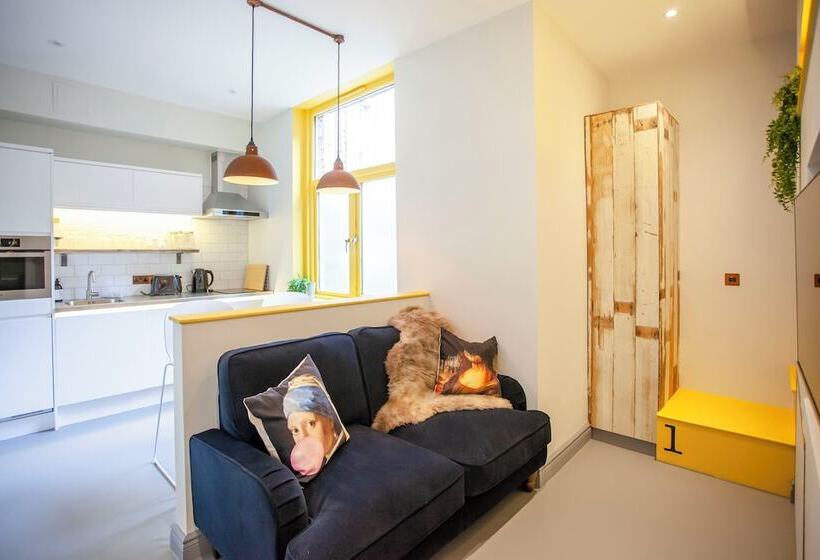 Higgihaus Aparthotel, Clare Street