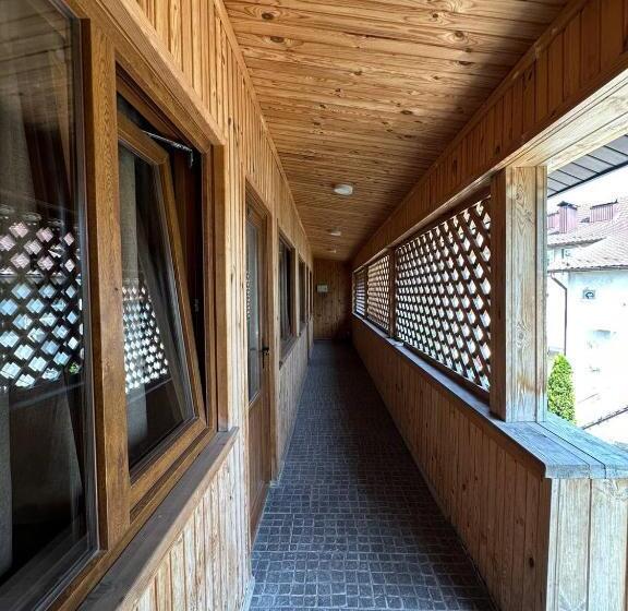 هتل готельно офісний комплекс Liz