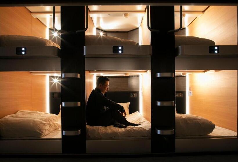 Hotel-cápsula Plaza East Cabin For Men Only