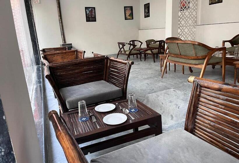 فندق Crestmont Snow View Resort Ranikhet