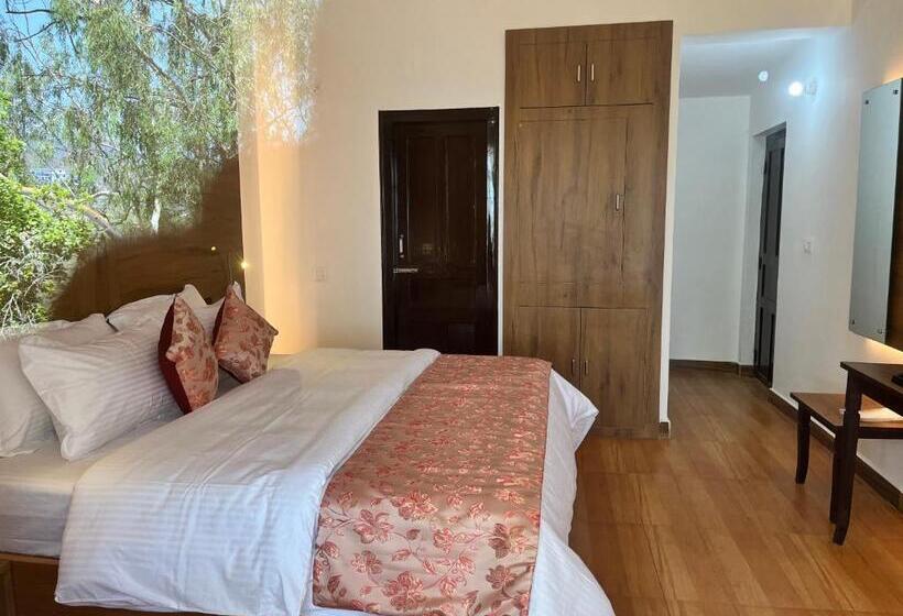 فندق Crestmont Snow View Resort Ranikhet