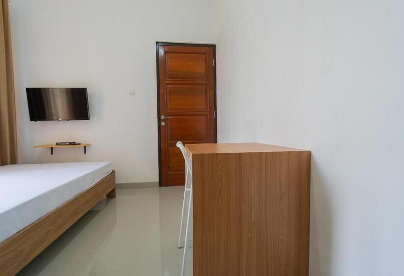 Hotel Oyo Life 2351 Kost Ciper
