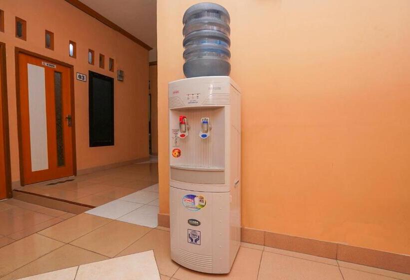 בית מלון כפרי Oyo Life 2619 Kost Keluarga Cemara