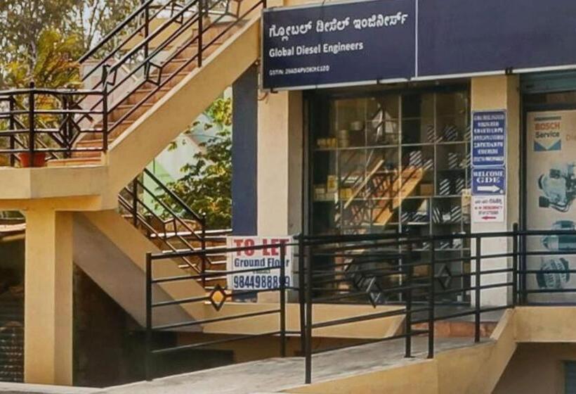 בית מלון כפרי Oyo M M Residency