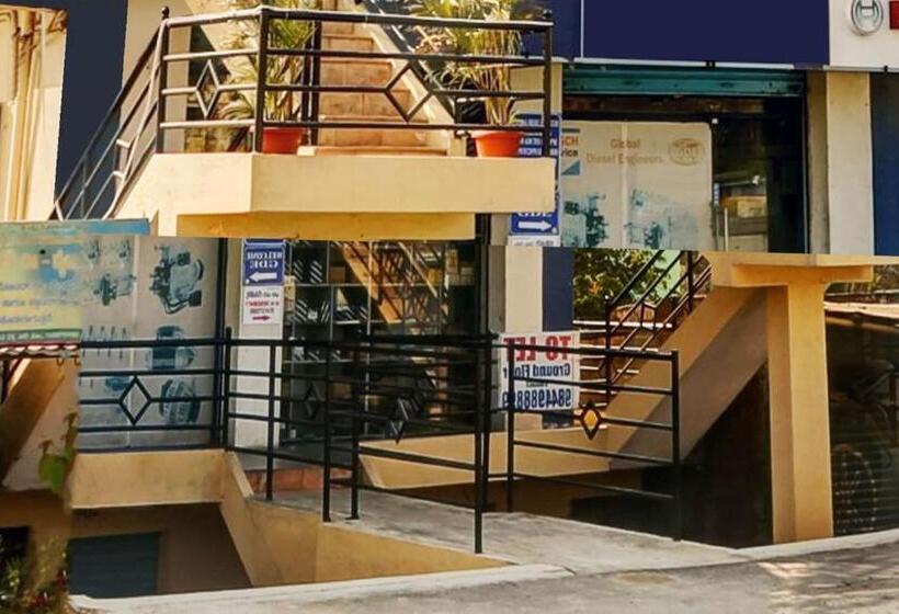 בית מלון כפרי Oyo M M Residency