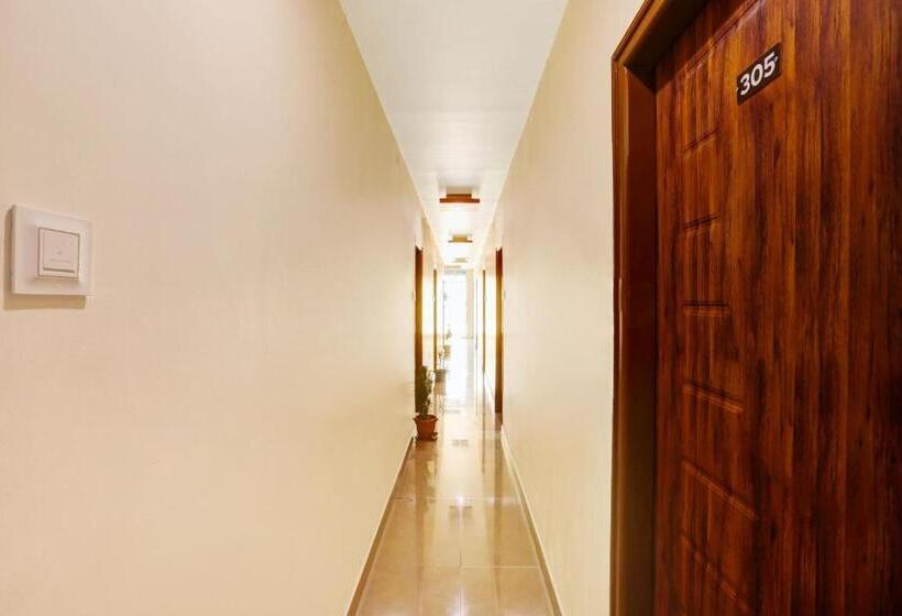 בית מלון כפרי Oyo M M Residency