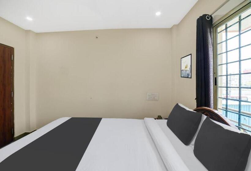 בית מלון כפרי Oyo M M Residency