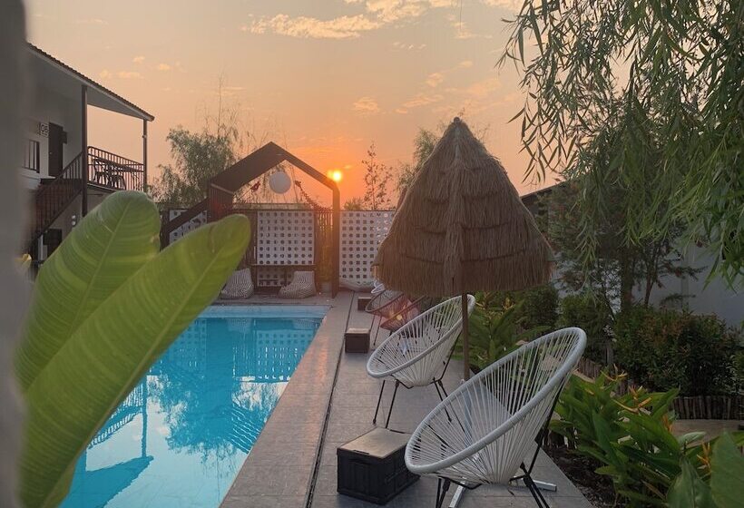 בית מלון כפרי Penguin Villa Resort & Bistro