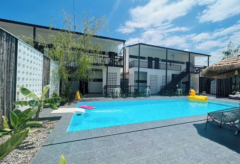 בית מלון כפרי Penguin Villa Resort & Bistro