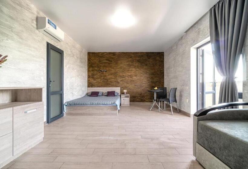 Отель Qzone Family Club санжейка