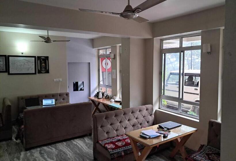 O 35610 Hotel Shayabong