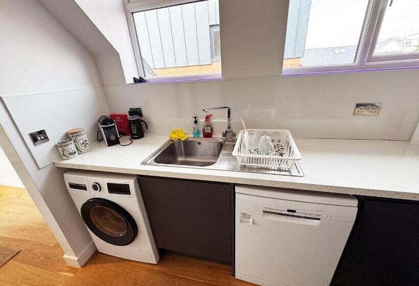 פנסיון 4 Spicer Road