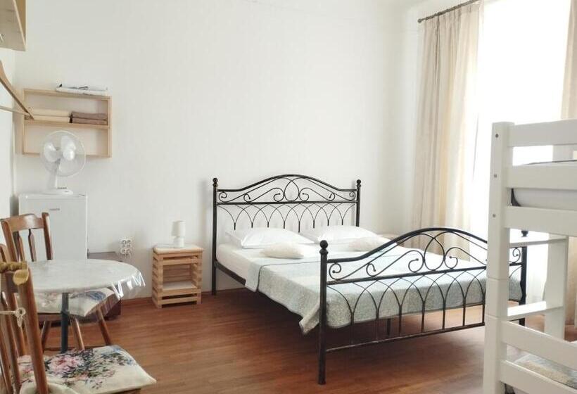 پانسیون Hostel By Guest House Izola