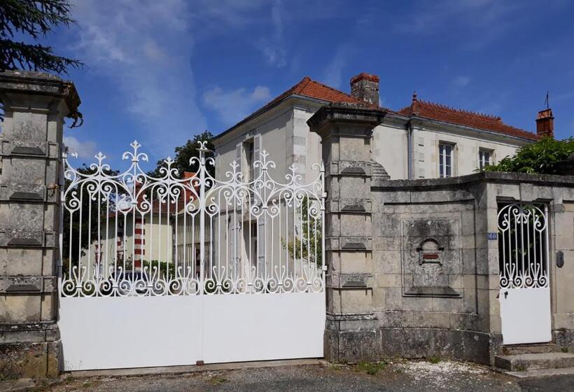 膳宿费 Manor House Charentaise