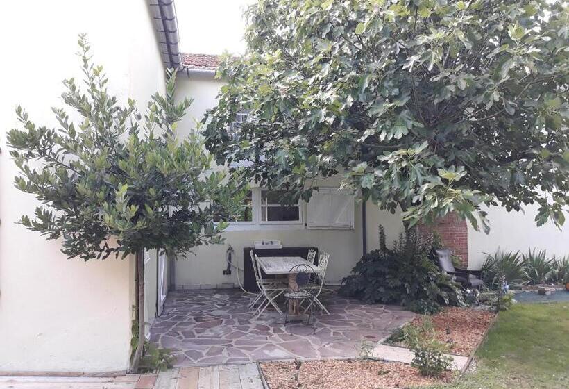 膳宿费 Manor House Charentaise