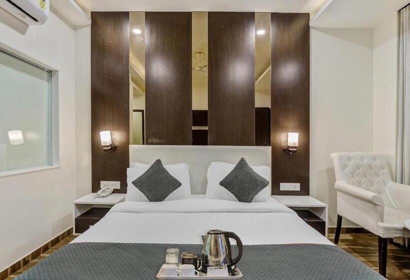 Townhouse 812 Hotel The Grand White