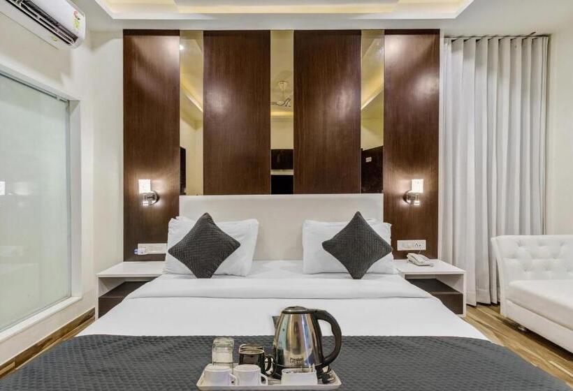 Townhouse 812 Hotel The Grand White