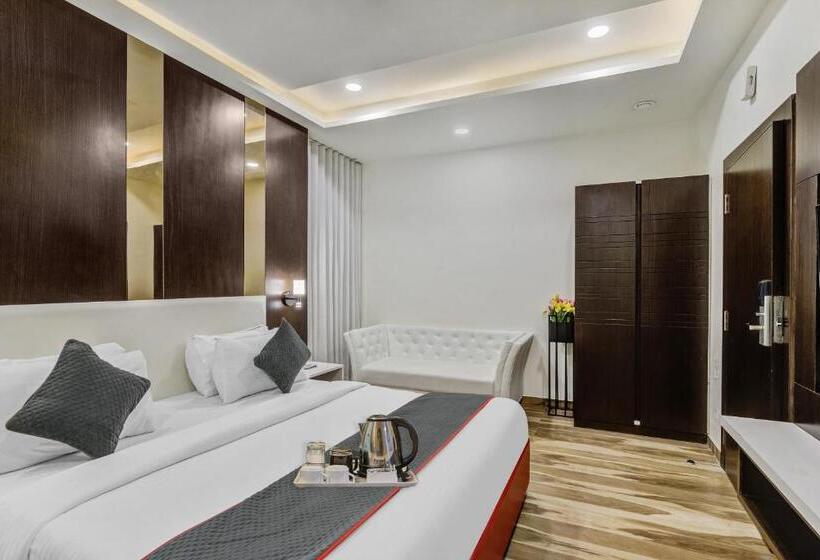 Townhouse 812 Hotel The Grand White