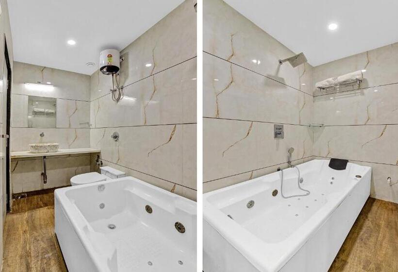 Townhouse 812 Hotel The Grand White