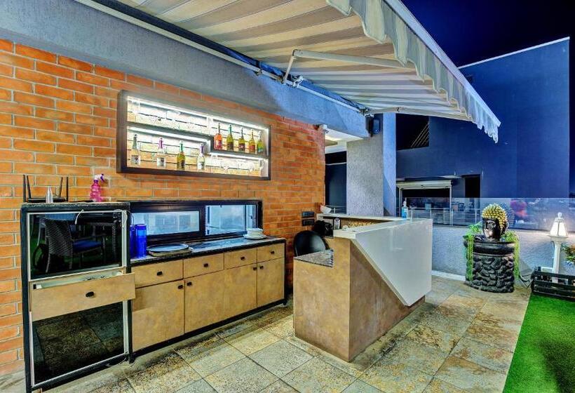 Townhouse 812 Hotel The Grand White