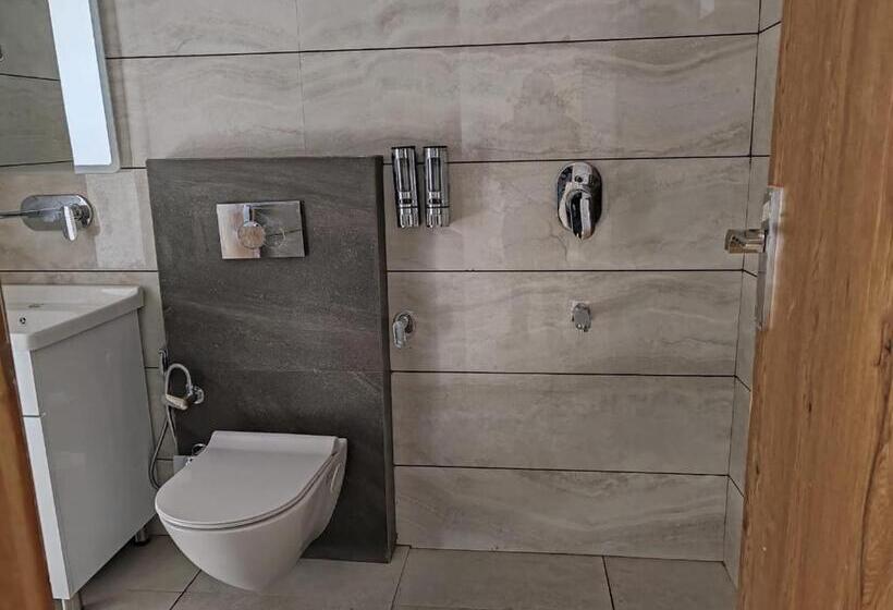 בית מלון כפרי Hibiscus Lakeview Resort Bhimtal