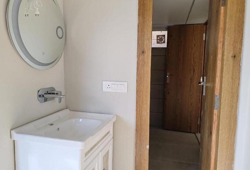 בית מלון כפרי Hibiscus Lakeview Resort Bhimtal