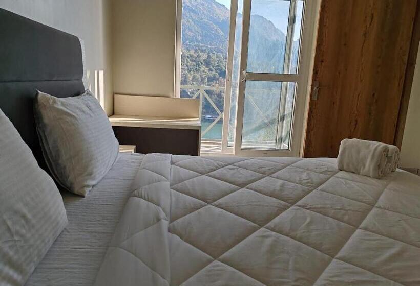 בית מלון כפרי Hibiscus Lakeview Resort Bhimtal