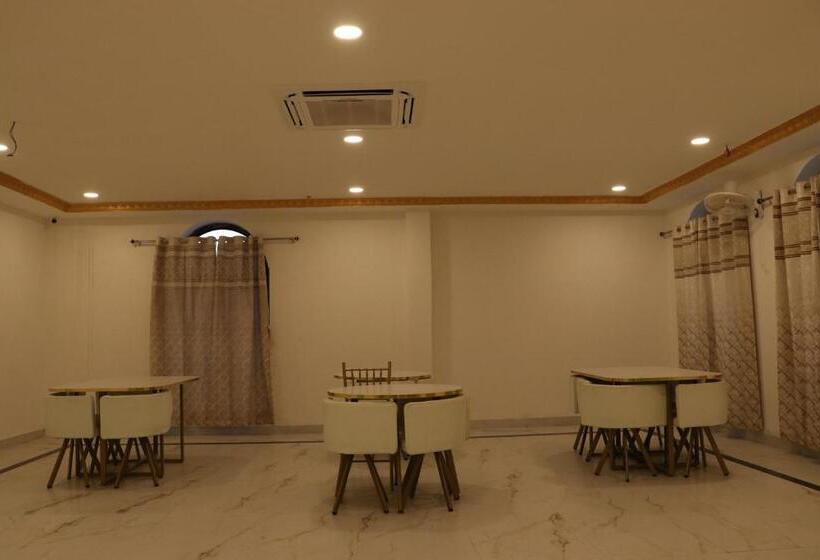 בית מלון כפרי Rajwada Resort &