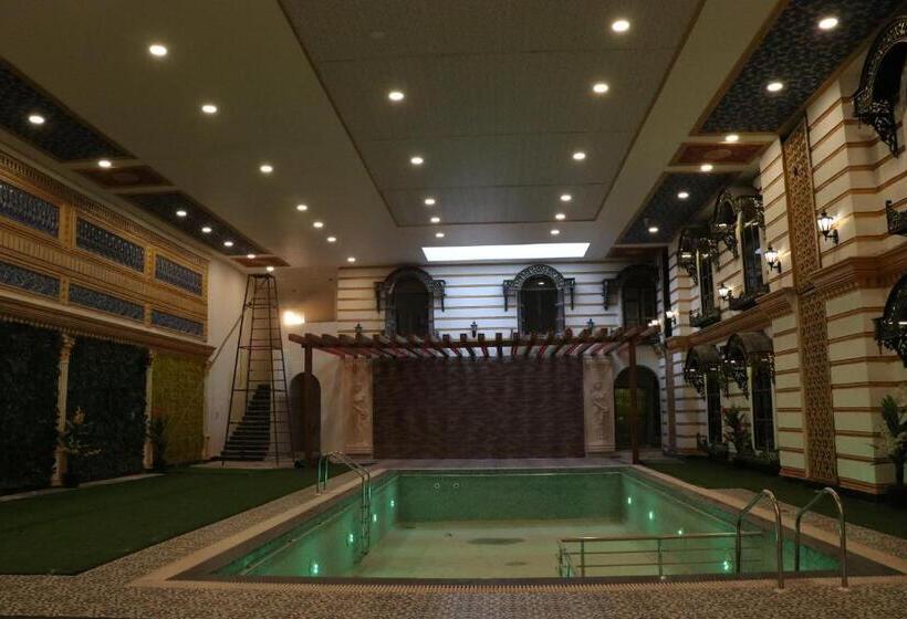 בית מלון כפרי Rajwada Resort &