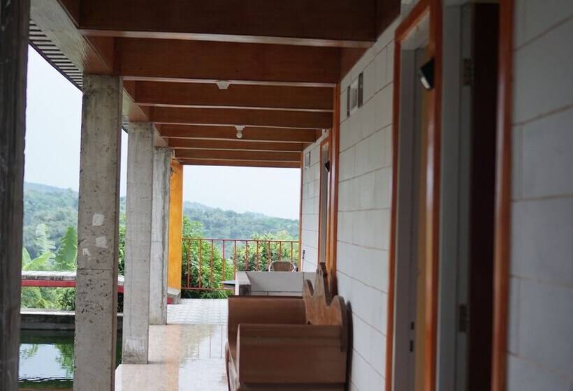 ホテル Spot On 93943 Sakinah Homestay Bromo Syariah